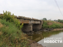 На Николаевщине дети вынуждены добираться в школу через аварийный мост