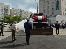 В Днепре установили памятник пожарной машине