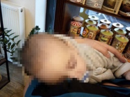 В Одессе пьяные родители оставили младенца на улице