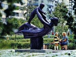 На столичные Березняки планируют вернуть скульптуру "Материнство" (фото)