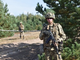 Минобороны показало новые бронежилеты, берцы и шлемы для украинских военных. Фото