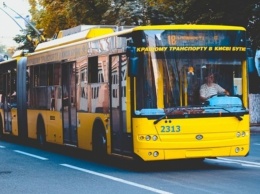 Дерзкое ограбление: злоумышленники вытолкали киевлянина из троллейбуса и избили