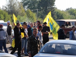 Водители на "евробляхах" перекрыли трассу Харьков-Киев