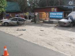 В Северодонецке из-за столкновения с деревом автомобиль разорвало пополам