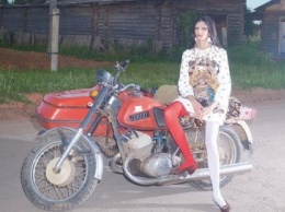 Жители русской деревни обиделись на Vogue за фотосессию с усатыми женщинами