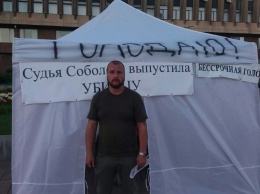 Запорожец, пострадавший от рук сына экс-депутата голодает под Запорожской ОГА