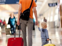 Родители, готовьтесь: вывозить детей за границу придется по новым правилам