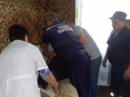 Во Врадиевке спасатели помогли медикам занести в дом увесистого пациента