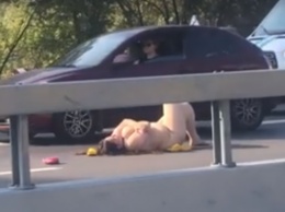 В Киеве голая женщина лежала посреди трассы, чтобы «найти любовь»