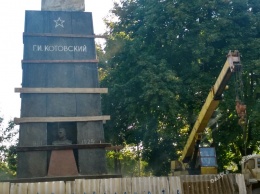 Под Одессой за 200 тысяч гривен ремонтируют склеп Григория Котовского (фото)