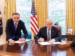В Польше журналиста уволили из-за публикации "унизительного" фото Дуды с Трампом