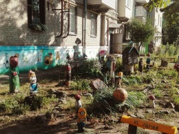 Необычные фигуры поселились во дворе харьковской «хрущевки» (фото)