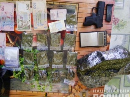 В Херсонской области задержали наркоторговцев с 18 кг марихуаны, пистолетами и гранатой