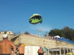 В России пара туристов на парашюте врезалась в электропровода