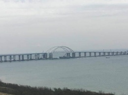 Корабли ВМС Украины прошли под Керченским мостом