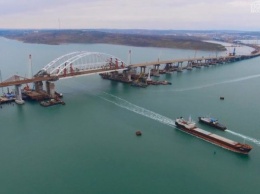 Азов наш: украинские военные корабли "взяли" Крымский мост, фото