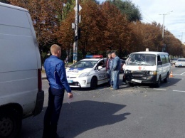 В центре Запорожья машина скорой помощи попала в ДТП: есть пострадавший (Фото)