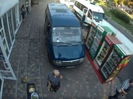 В Запорожье водитель гнал по тротуару и сбил бабушку (видео)