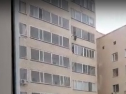 В Астане сосед на лету поймал ребенка, который выпал из окна 10 этажа. Видео