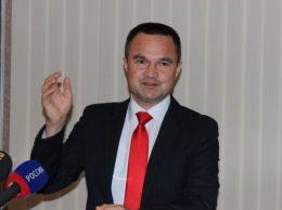 В России депутат оправдался за «кнопкодавство»: «Я неудачно поставил бутылку с водой»