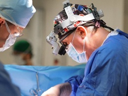 В Новосибирске у женщины удалили опухоль мозга через разрез по брови