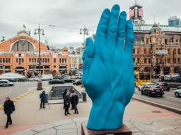 "Бандера рвется из ада": соцсети о гигантской синей руке в центре Киева