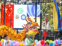 Золотой дракон и традиционное чаепитие: в Горсаду отпраздновали День Институтов Конфуция (фото)