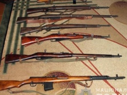 51-летний мужчина из Хмельницкой области хранил дома 8 ружей, автомат, а также 17 штык-ножей