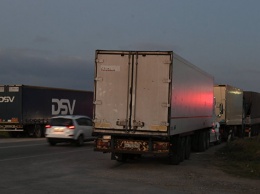 По Крымскому мосту поехали первые грузовики
