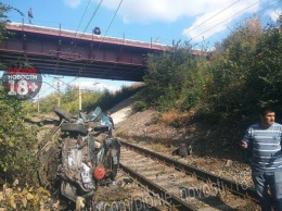 В Донецкой области водитель чудом остался жив, после того, как его авто вылетело с моста (фото)