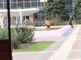 Мужчина в трусах купался в центральном фонтане (видео)