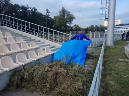 СДЮСШОР «Николаев» сделали уборку на футбольном стадионе в парке Победы