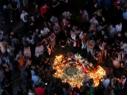 Жители Еревана несут свечи на площадь Азнавура, день похорон певца в Армении объявят траурным