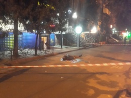 В Кривом Роге возле зала игровых автоматов зарезали мужчину, еще один криворожанин ранен (фото 18+)