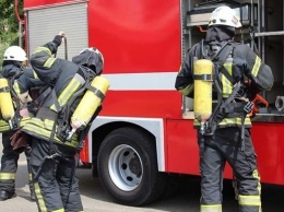 В Киеве на пожаре погиб мужчина и сгорели три машины