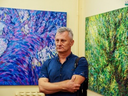 Художник из Мариуполя показал николаевцам эко-выставку абстрактных картин «Плоды эволюции»