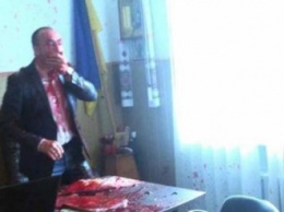Украинского мэра облили кровью из-за моста в Крым