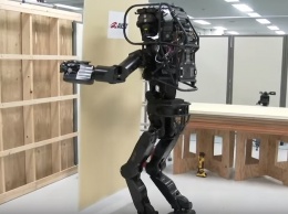 В Японии создали робота, который обшивает гипсокартоном стены