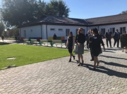 Жена Президента в Петриковке открыла инклюзивно-ресурсный центр и пообщалась с глухой девочкой