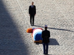 В Париже простились с Шарлем Азнавуром. Фото, видео