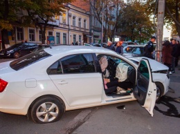 В Днепре на улице Шевченко автомобиль Skoda «влетел» в столб