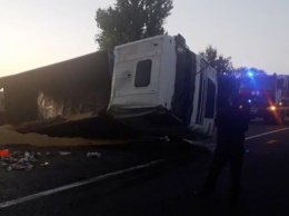 В Черкасской области перевернулся грузовик с прицепом