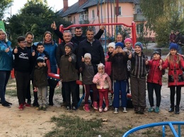 Депутаты от ОППОЗИЦИОННОГО БЛОКА установили в Шостке еще одну детскую площадку