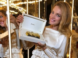 Наталья Водянова в элегантном белом платье отметила 10-летнее сотрудничество с парфюмерным брендом