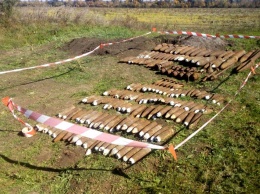 В Раздельнянском районе за селом откопали 150 артснарядов и с десяток мин времен войны