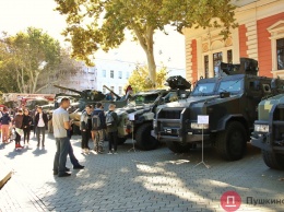 День защитника Украины: у мэрии можно посмотреть на военную технику