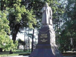 В Киеве праворадикалы пытаются снести памятник Ватутину (ТРАНСЛЯЦИЯ)