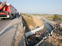 В Турции грузовик упал в реку, 19 погибших
