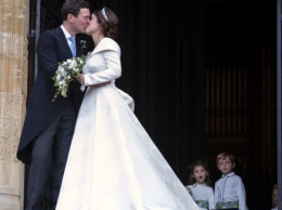 Первые официальные фото со свадьбы принцессы Евгении: страстный поцелуй, дети и золото