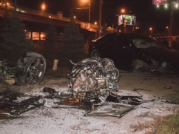 В Киеве Honda слетела с моста и рассыпалась на части (фото)